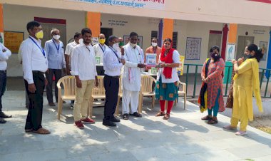 कोरोना संक्रमण काल में शिक्षकों की अनुकरणीय पहल, सहयोग राशि से चिकित्सक उपकरण किए भेंट