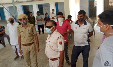 आक्रोशित युवाओं ने रोका वैक्सीनेशन कार्य, पुलिस की समझाइश से हुआ शुरू