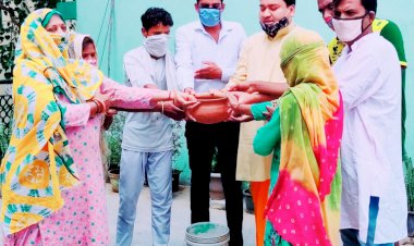 कोटकासिम के पवित्र मनन दीप द्वारा गंगा मां की पूजा कर पक्षियों के लिए बांधे पानी के परिंडे