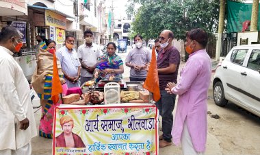 कोरोना महामारी से बचाव के लिए चलित हवन यज्ञ, पार्षद शर्मा ने दी आहुति