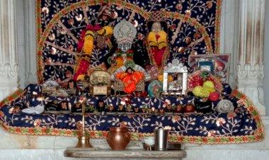 निर्जला एकादशी पर महिलाओं ने किया भजन कीर्तन, सजाई बांके बिहारी जी की झांकी