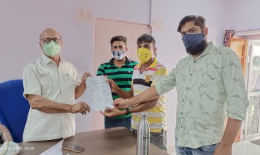 स्वागत द्वार लगाने को लेकर पार्षदों ने नगर पालिकाध्यक्ष को दिया ज्ञापन