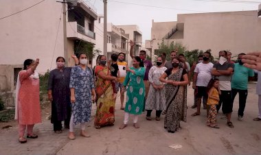 गोकुलम विलाज कॉलोनी के निवासियों को नहीं मिल रही है मूलभूत सुविधाएं, नारेबाजी कर किया प्रदर्शन