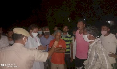 वर्दी की  धौंस में अपने अधिकार , नियम व कानून भूले पुलिसकर्मी ,बाइक सवार युवक की पीट -पीट कर उधेड़ दी चमड़ी -चार पुलिसकर्मी सस्पेंड