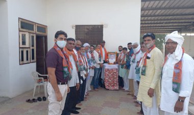 भाजपा कार्यकर्ताओं ने डॉक्टर श्यामा प्रसाद मुखर्जी की पुण्यतिथि पर श्रद्धांजलि अर्पित की