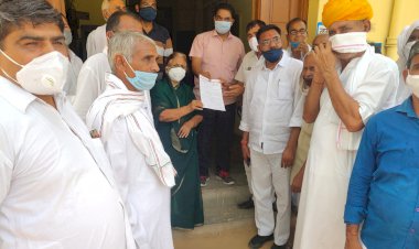 सांसद बालक नाथ का कांग्रेस कार्यकर्ताओं ने पुतला फूंका