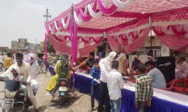 बाबा लालदास के मेले के अवसर पर जगह जगह लगी मीठे पानी की प्याऊ एवं मालपुए का  प्रसाद वितरण