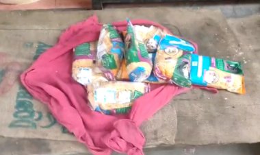 आंगनबाड़ी  में मिली दाल को बाजार मे महिला रही थी बेच ,वीडियो बनती देख दाल छोड़ भागी 