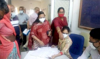 अतिरिक्त जिला कलक्टर (शहर) व आरसीएचओ ने जिले के वैक्सीनेशन सेंटर का किया निरीक्षण