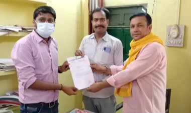 पार्षदों ने गोरव पथ के सौंदर्यीकरण को लेकर ईओ को सोंपा ज्ञापन