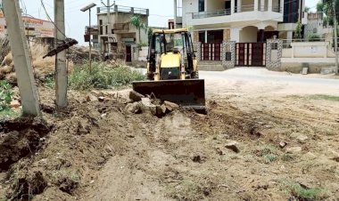 तहनौली मे प्रस्तावित भवन निर्माण की जगह से प्रशासन की मदद से हटाया अतिक्रमण