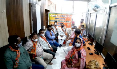 भाजपा जिलाध्यक्ष देवीशंकर भूतड़ा के नेतृत्व में सभी कार्यकर्ताओं ने पीएम मोदी के कार्यक्रम मन की बात को सुना