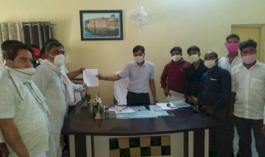 मंत्रालयिक कर्मचारियो ने मुख्यमंत्री के नाम एस डी एम और विकास अधिकारी को दिया ज्ञापन