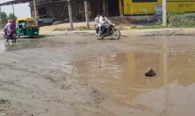 रामगढ़ कस्बे में गोविंदगढ़ मोड से आगे सड़क में बने गहरे गड्ढे, रोजाना हो रही दुर्घटनाए