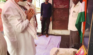 पूर्व विधायक रमेश खींची ने सीआरपीएफ के एएसआई काे पुष्पांजलि की अर्पित