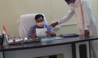 लीकेज सही कराने और अवैध कनैक्शनों को कटवाने की मांग को लेकर एसडीएम को दिया ज्ञापन