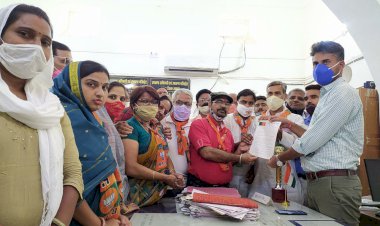 खाद्य सुरक्षा योजना से लोगों के नाम काटने के विरोध में मुख्यमंत्री के नाम सौपा ज्ञापन