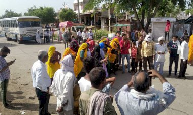 पेयजल समस्या को लेकर ग्रामीणों ने किया हाईवे जाम