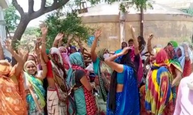 नगर कस्बे में पानी की समस्या को लेकर महिलाओं ने किया मटका फोड़ धरना प्रदर्शन