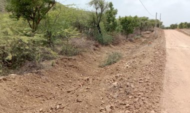 टी-11 सड़क का उन्नयन कार्य महज खानापूर्ति, पुराने रोड की मिट्टी व गिट्टी ले रहे काम