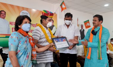 भारतीय जनता पार्टी द्वारा डॉक्टर्स का चरण वंदन व पुष्प अर्पित कर किया गया सम्मान