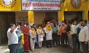 बापूनगर में डाक्टर-डे पर डॉ शर्मा एवं समस्त नर्सिंग स्टाफ को किया सम्मानित