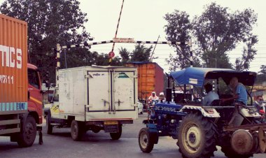 हरसौली रेलवे फाटक से भारी व ऊंचे वाहनों का निकलना हादसे को दे रहा निमंत्रण