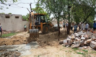 बडका मे उपखंड प्रशासन ने जेसीबी से हटवाया पक्का अतिक्रमण