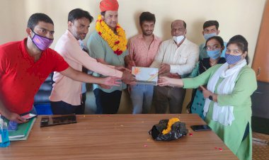 ब्लॉक चिकित्सा अधिकारी चौधरी का किया सम्मान