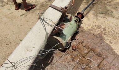 गोविंदगढ़ क्षेत्र के भैंसडावत ग्राम पंचायत के गांव बँधेड़ी में विद्युत पोल मार्ग पर गिरा, हादसा टला