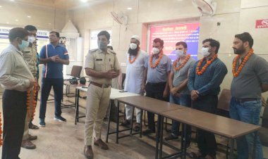 पुलिस अधिकारियों ने किया डॉक्टर्स का सम्मान