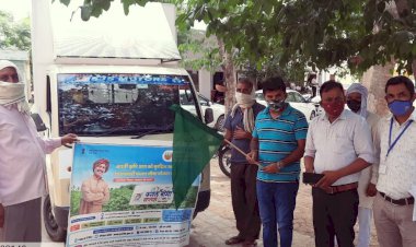 प्रधानमन्त्री फसल बीमा योजना वाहन को हरी झंडी दिखाकर किया रवाना