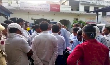 प्रशासनिक अधिकारियों व अधिवक्ताओं के बीच वाहन खड़ा करने को लेकर कहासुनी