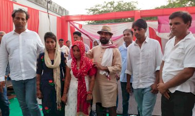 पूर्व मंत्री एवं विधायक राजेंद्र सिंह गुढा ने मीणा समाज की गरीब आदिवासी बेटियों की शादी में निभाया पिता का फर्ज