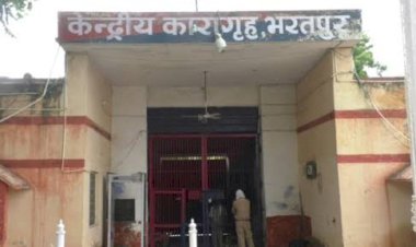 बॉल में 6 मोबाइल, 1 चार्जर और बीड़ी के 5 बंडल रख सेवर जेल में अंदर फेंके