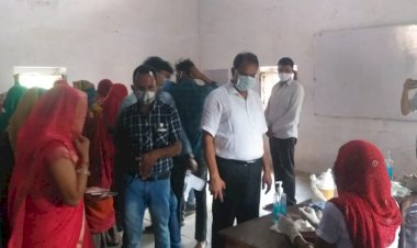 पचलगी राजकीय उच्च माध्यमिक विद्यालय में वैक्सीन टीकाकरण में टोकन लेने में उमड़ी भीड़
