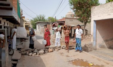 पेयजल किल्लत से परेशान लोगों ने मार्ग अवरूद्ध कर जनप्रतिनिधि ए़ंव जलदाय विभाग के प्रति जताया रोष
