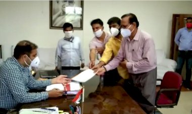 गोवंश के बछड़ों को बचाने के लिए राज्य सरकार में विरोध दर्ज करवाने हेतु मुख्यमंत्री के नाम जिला कलेक्टर को सौंपा ज्ञापन