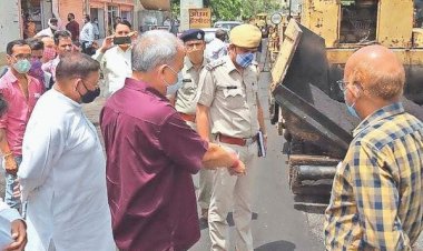 घटिया सड़क बनती देख मंत्री गर्ग हुए नाराज, बोले-3 एजेंसियों से कराएं जांच