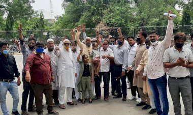 सूदखोरों के खिलाफ आम मुस्लिम समाज ने सौपा ज्ञापन, मृतक की बेटियों ने मांगा इंसाफ