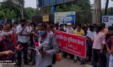 श्रमिकों ने कलेक्ट्री के बाहर प्रदर्शन कर श्रम मंत्री के नाम सौपा ज्ञापन