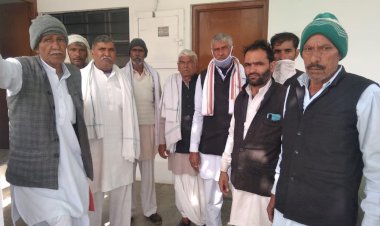 धीरज सिंह हत्याकांड का खुलासा करने की मांग को लेकर आईजी और डीसी से मिला ग्रामीणों का प्रतिनिधिमंडल