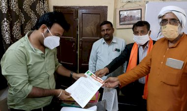 चंबल की पाइप लाइन बिछाने में भाजपा पार्षदों की वार्डो में किये जा रहे भेदभाव को लेकर सहायक अभियंता को सौपा ज्ञापन