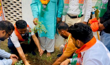 वृक्ष लगाए - जीवन बचाये के नारे को साकार करने के लिए मन्दिर रघुनाथ द्वारा में किया वृक्षारोपण