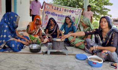 केंद्र सरकार के खिलाफ बढ़ती महंगाई को लेकर महिलाओं ने थाली बजाकर व चूल्हे पर रोटी बना कर किया विरोध प्रदर्शन