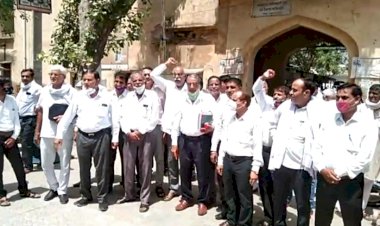 बहरोड़ में दूसरे दिन भी जारी रहा वकीलों का प्रदर्शन