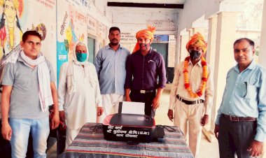 सेवा निवृत प्रधानाध्यापक ने गांव के सरकारी विद्यालय में कलर प्रिंटर मशीन की भेंट