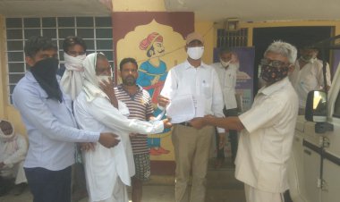 अवैध निर्माण को लेकर मुख्यमंत्री के नाम उपखंड अधिकारी को सौंपा ज्ञापन