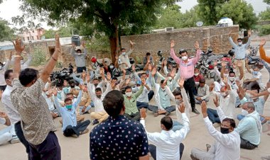 बीएलओ ने बीडीओ के आदेश का किया बहिष्कार, सौंपा ज्ञापन