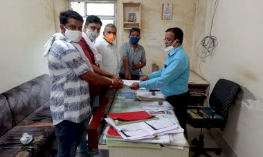 कोरोना मृतकों को मुआवजा देने की मांग को लेकर जिला कलेक्टर के नाम सौंपा ज्ञापन